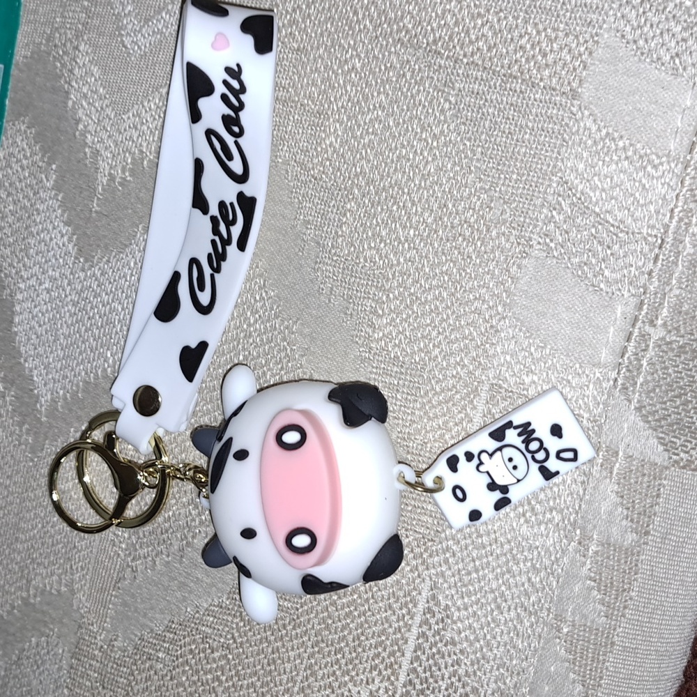 🛍Cute Cow keychain/ BUNDLE ONLY 2or more items - Picture 1 of 7